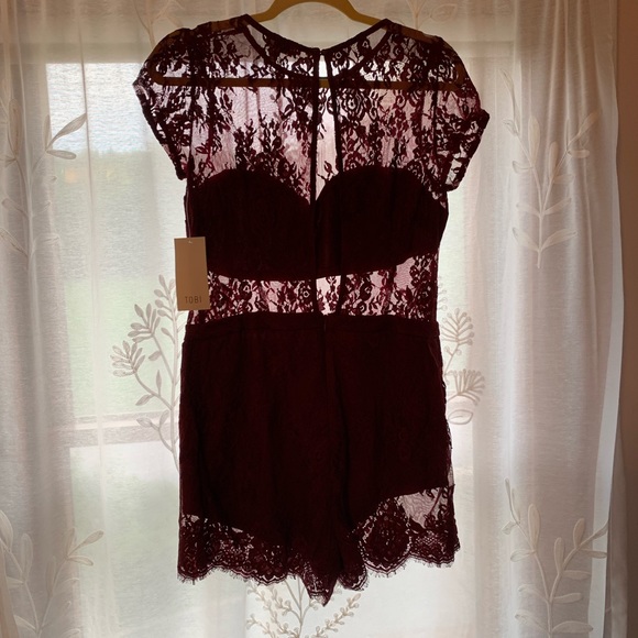 Tobi Lace Romper - Picture 2 of 4